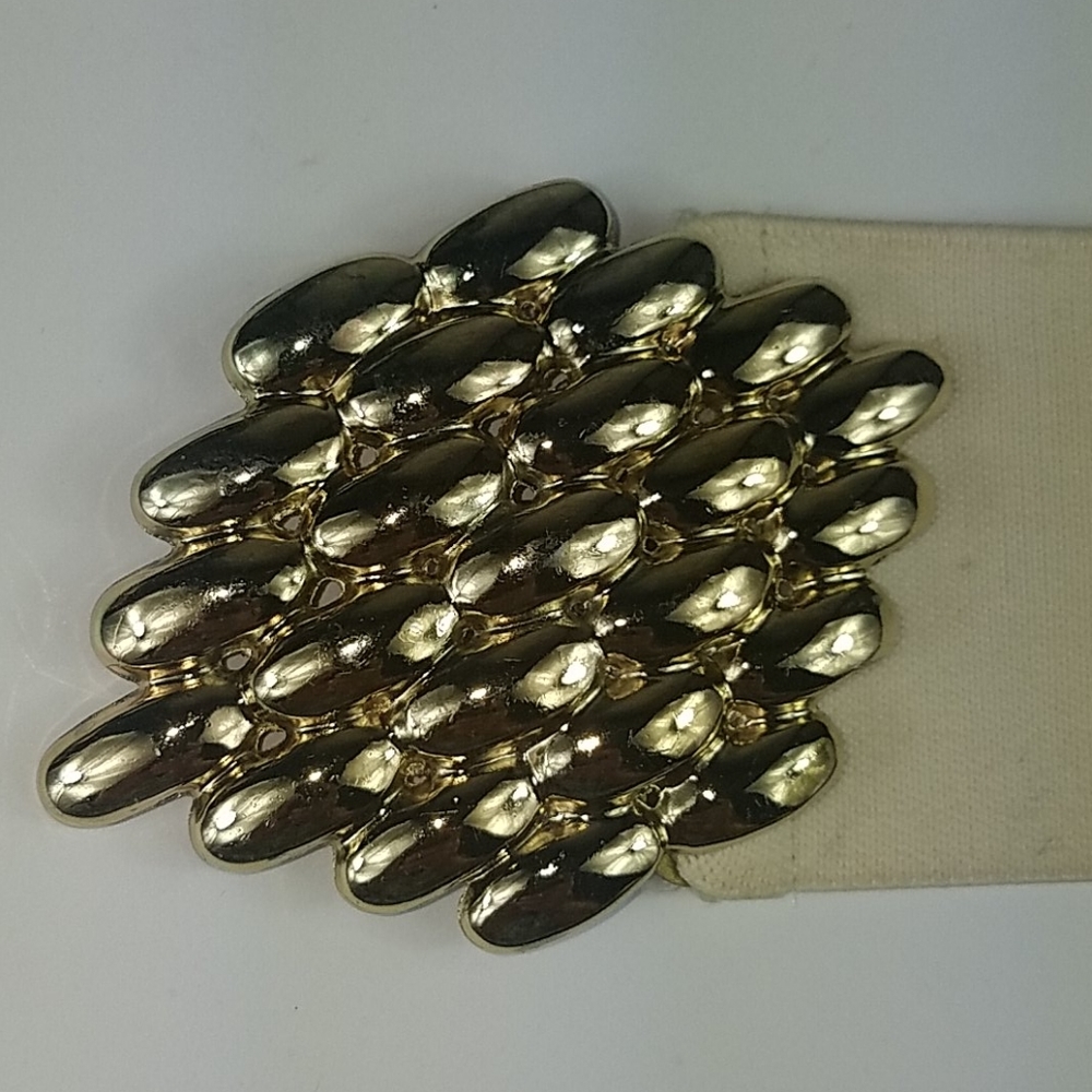 Fashion belt, creme stretch belt, has Beautiful gold buckle.